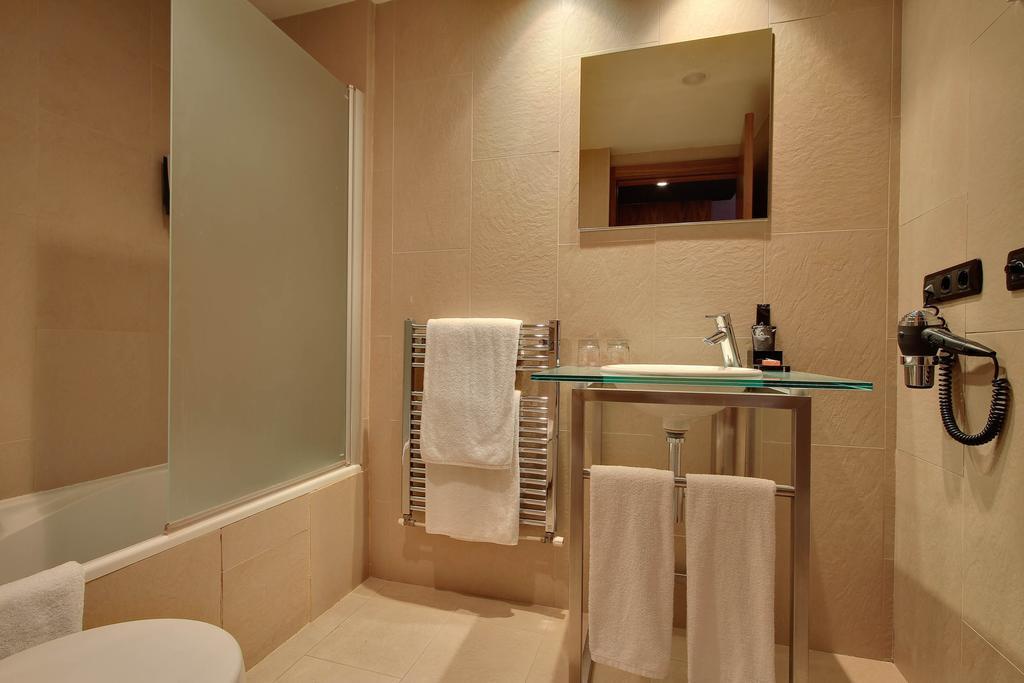 Double or Twin Room (1-2 Adults),264927633:JPEG