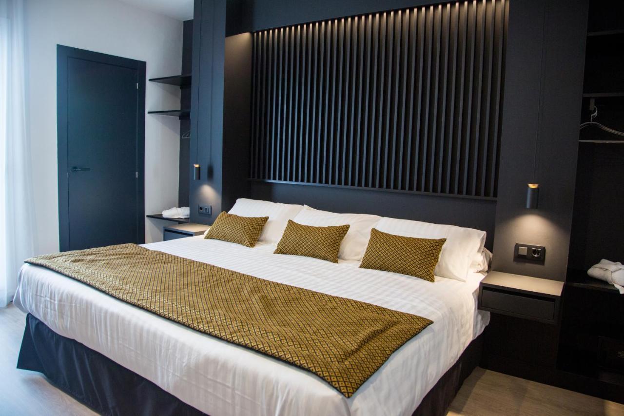 Kamer met Kingsize Bed, Balkon en Uitzicht op de Patio