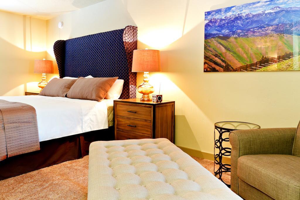 King Suite w/ Steam Shower (Non-Dog Friendly)