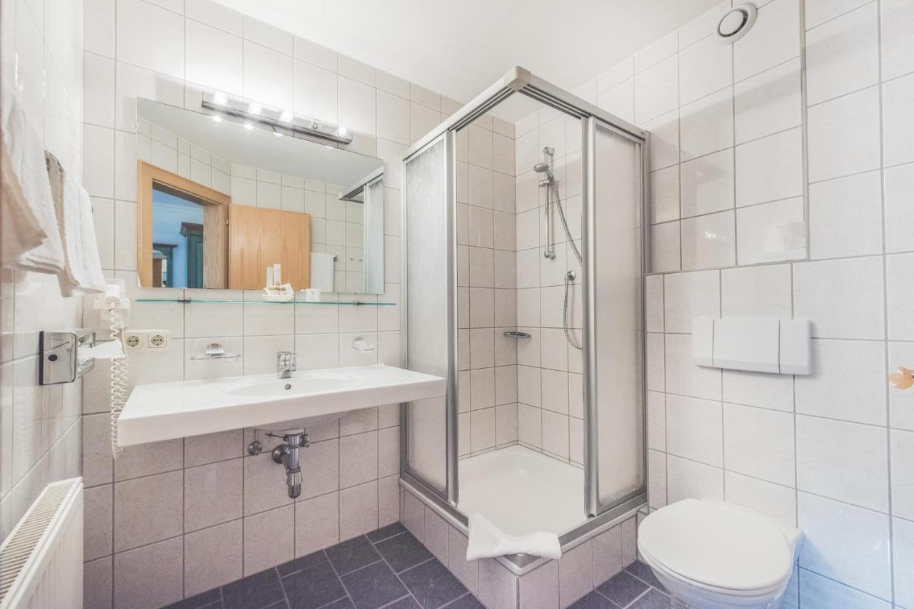 Großes Doppel-/Zweibettzimmer