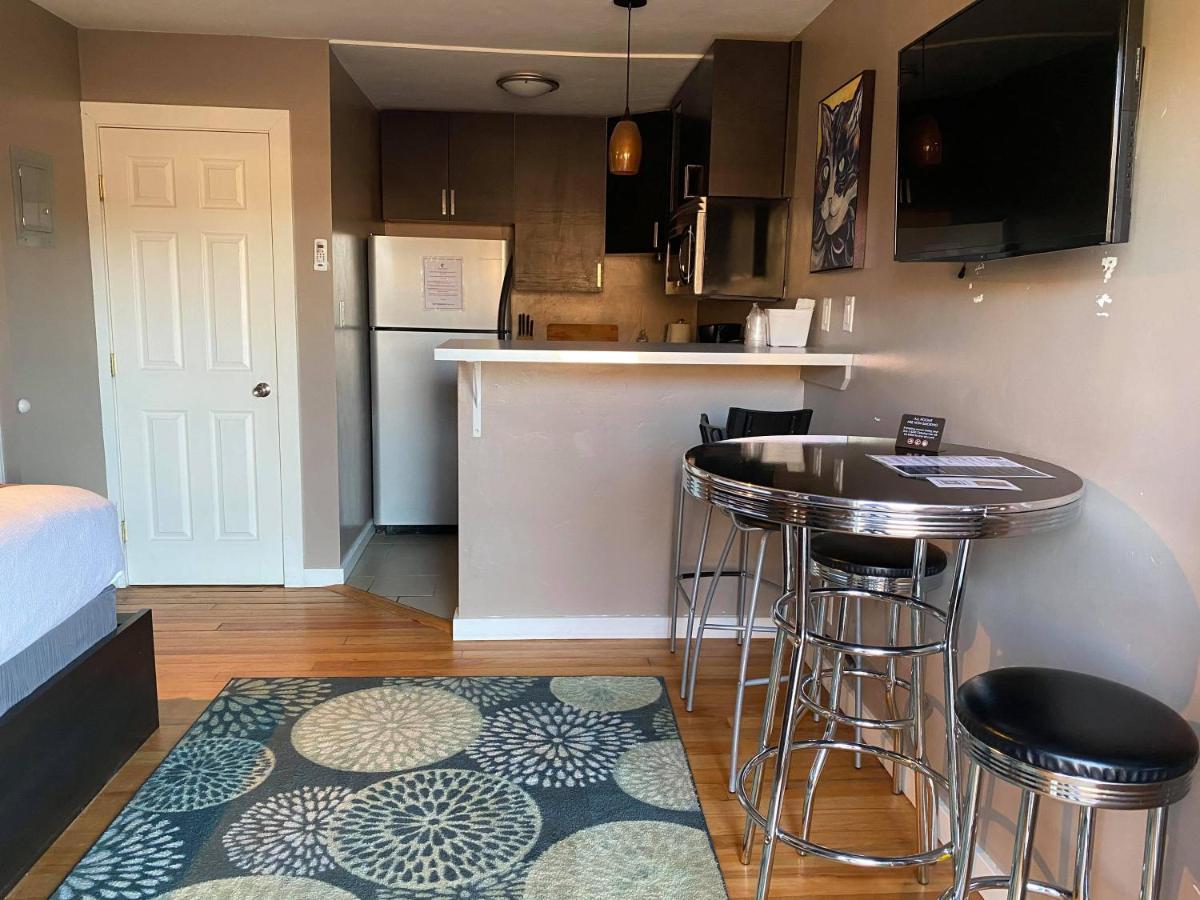 Queen Room Kitchen Pet Friendly