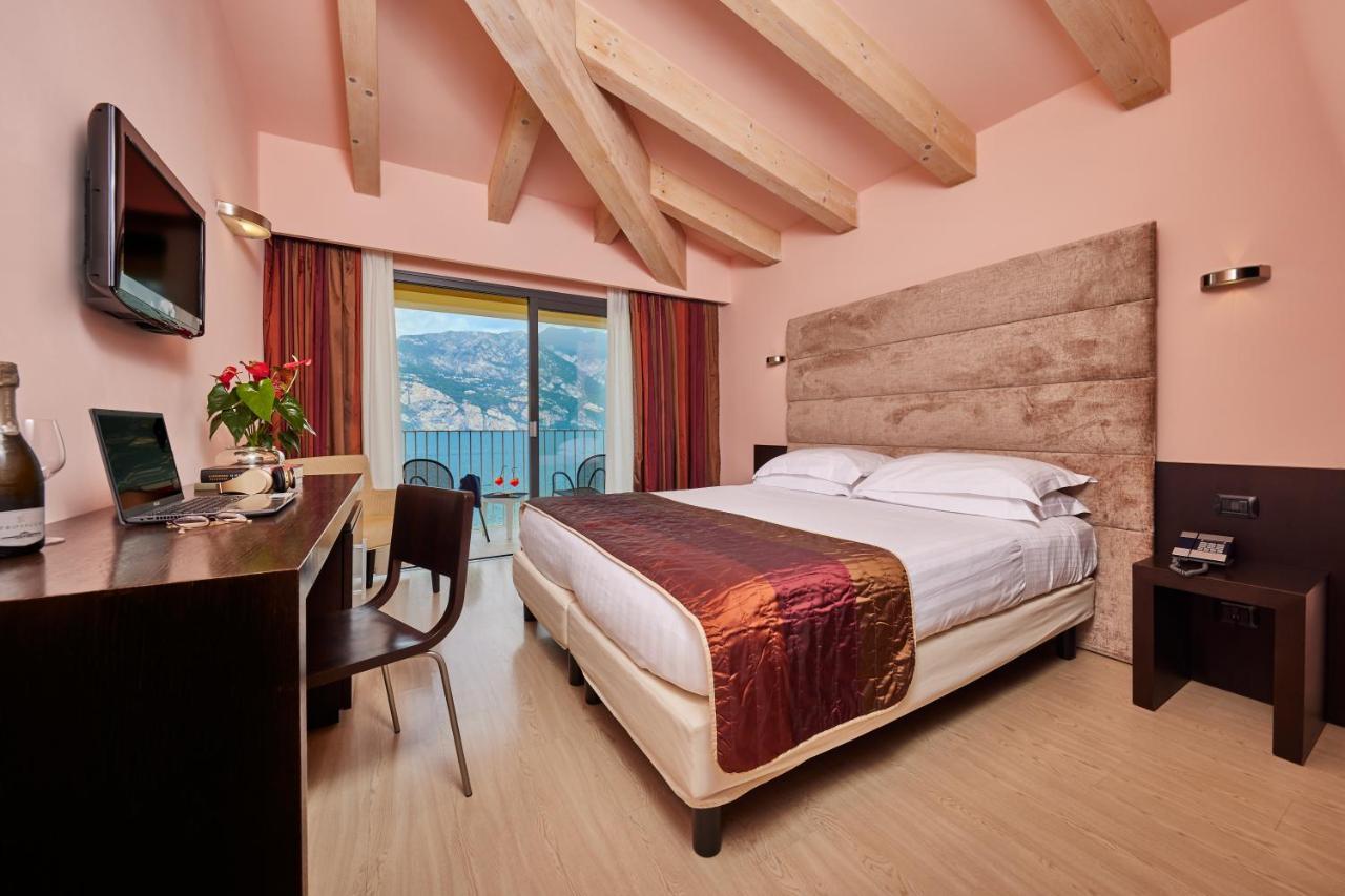 Deluxe Double or Twin Room Lake View