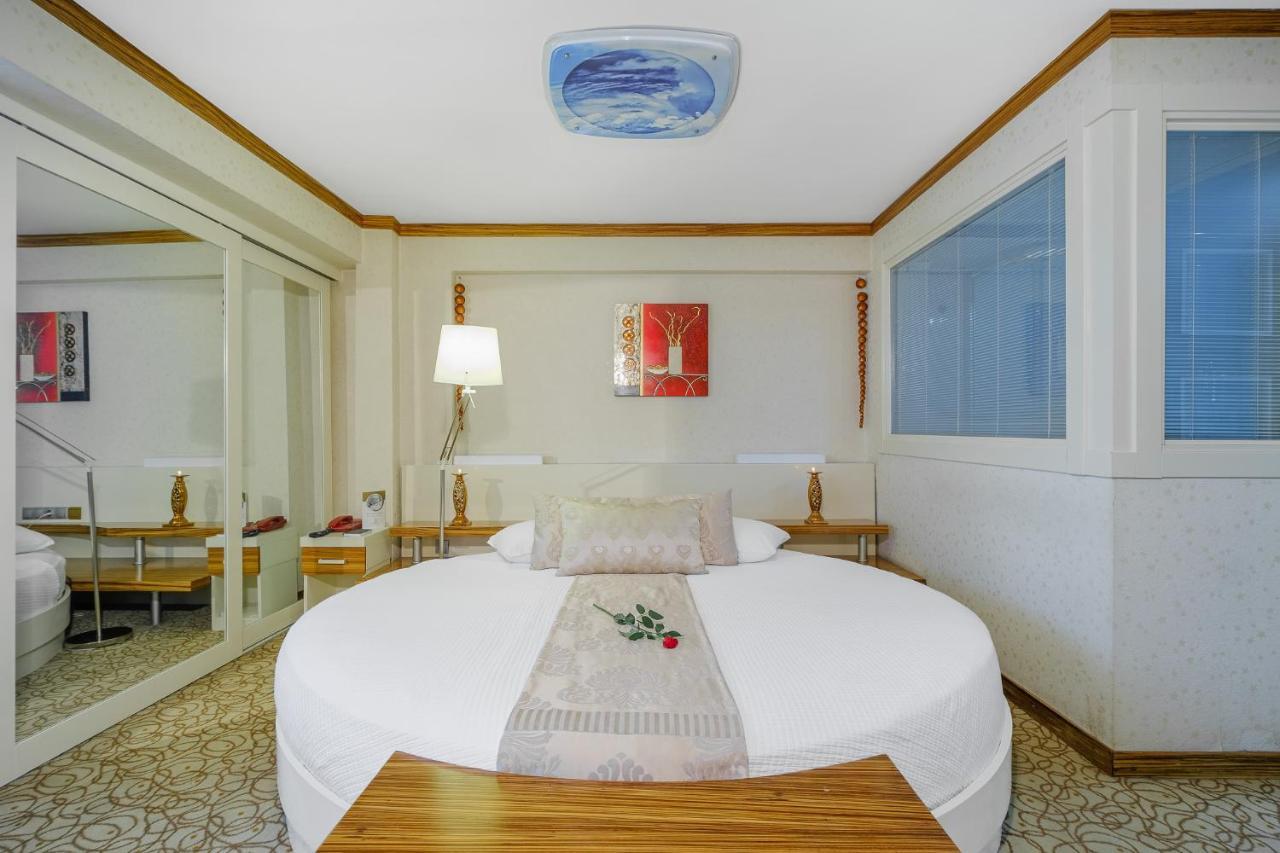 Honeymoon Suite
