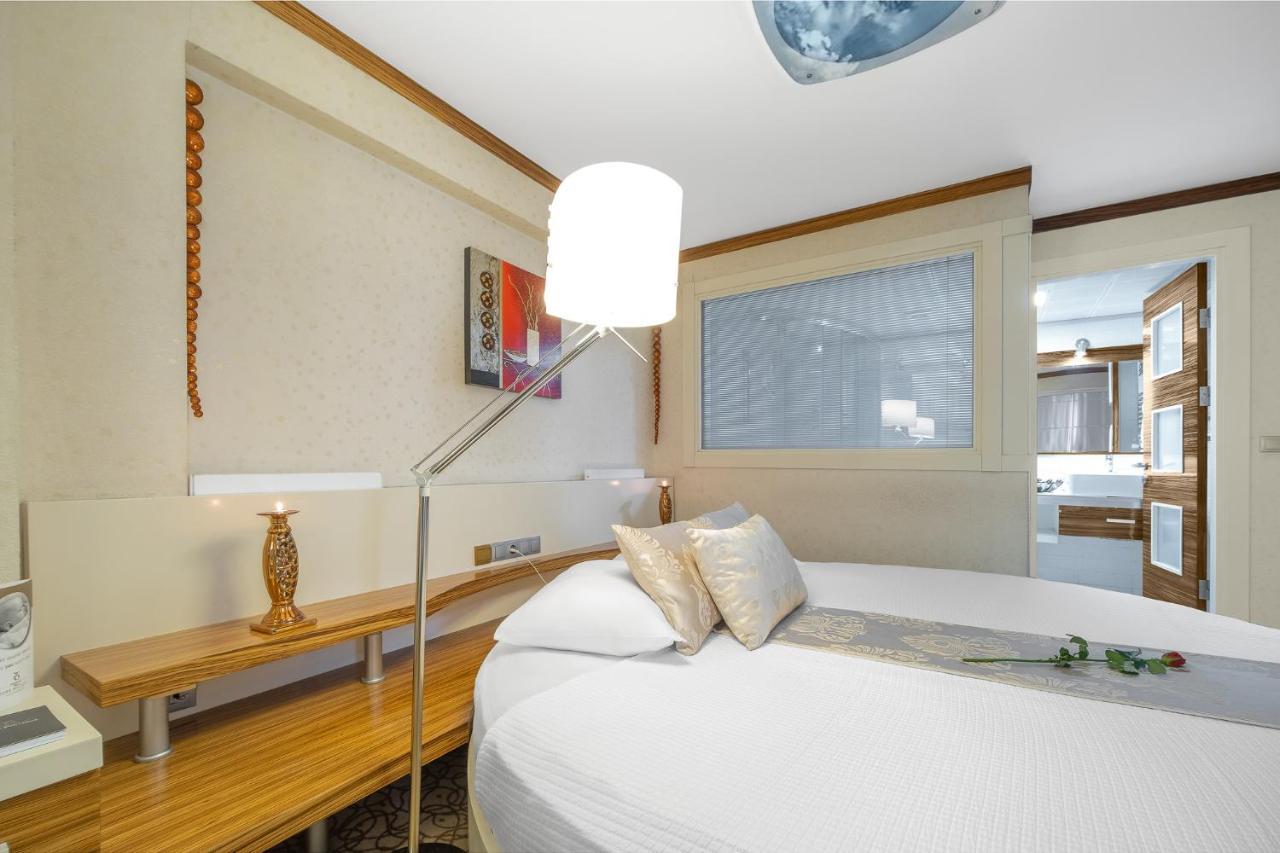 Honeymoon Suite