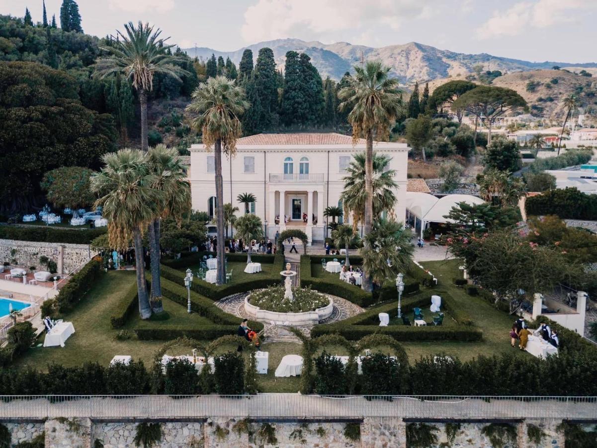 Camera Matrimoniale con Vista Giardino