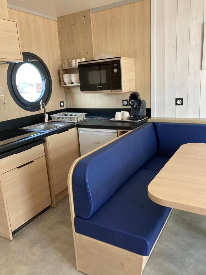 One-Bedroom LodgeBoat Yacht Club Side