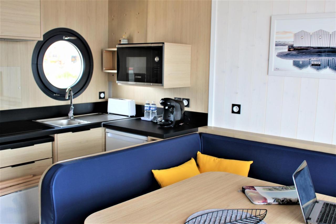 One-Bedroom LodgeBoat Yacht Club Side