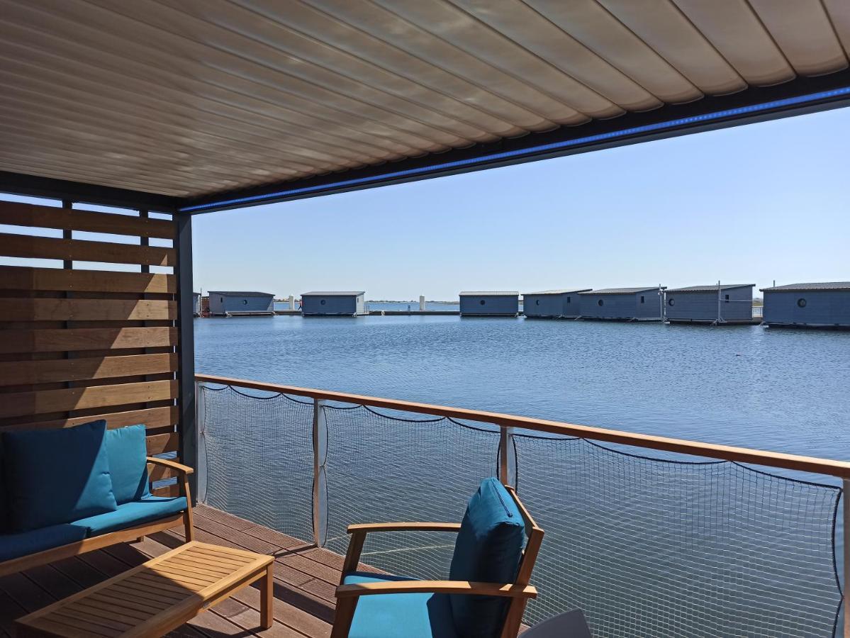 One-Bedroom LodgeBoat Yacht Club Side