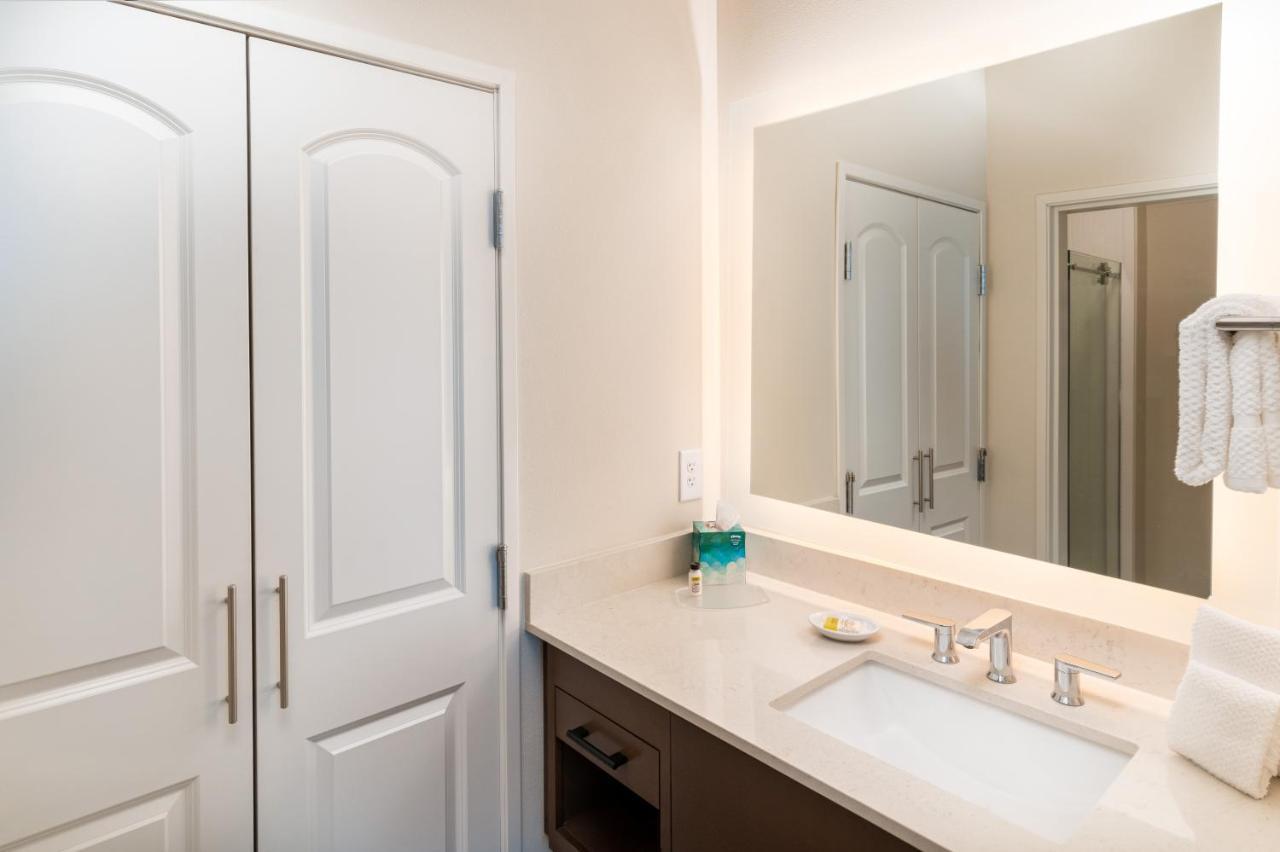 One-Bedroom Queen Suite Two Queen Beds