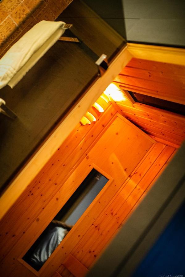 Deluxe Queen Room Infrared Sauna Water Jet Shower