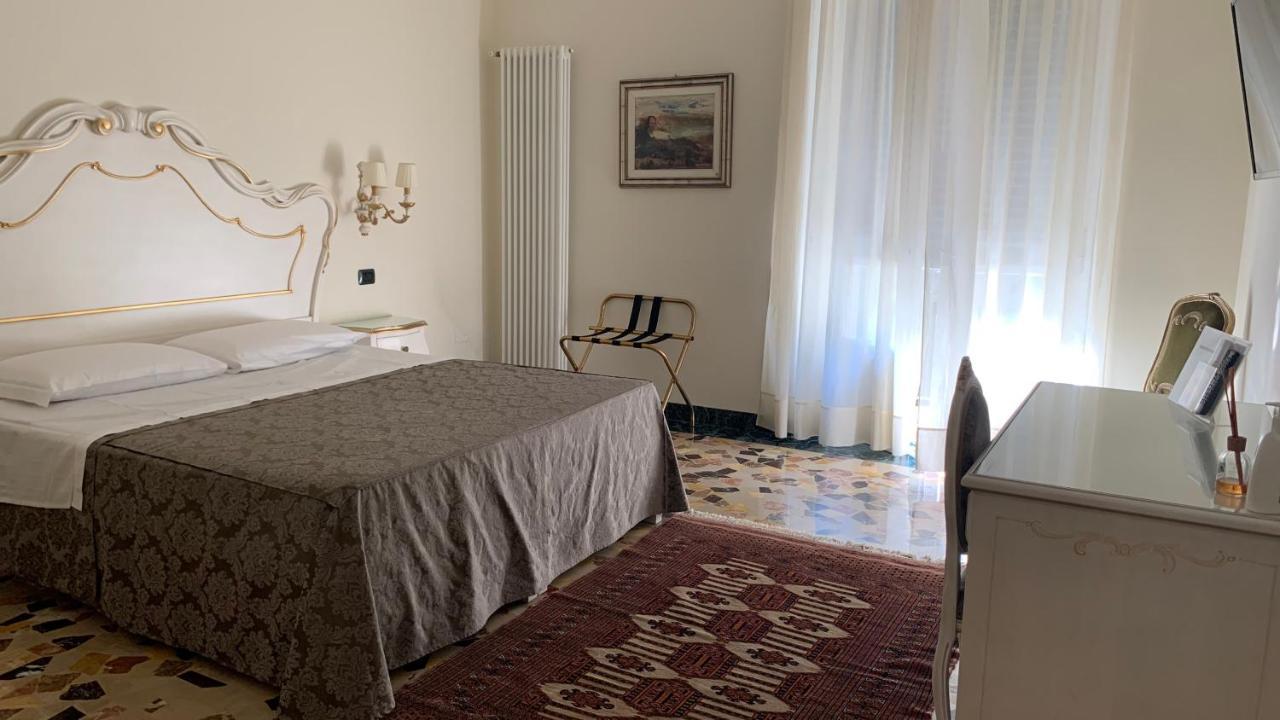 Double or Twin Room Private External Bathroom