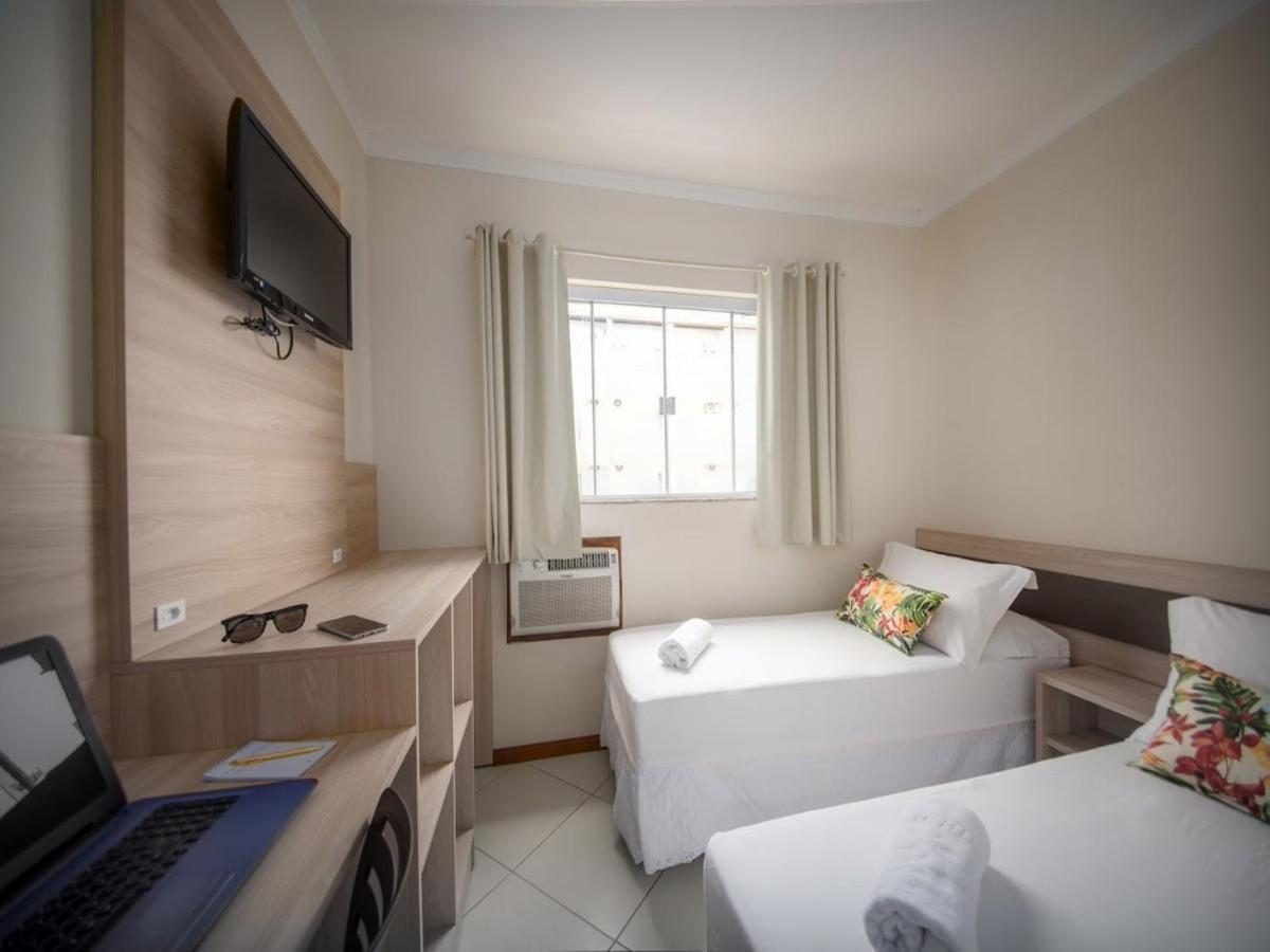 Apartamento de 2 Quartos com Vista Lateral do Mar