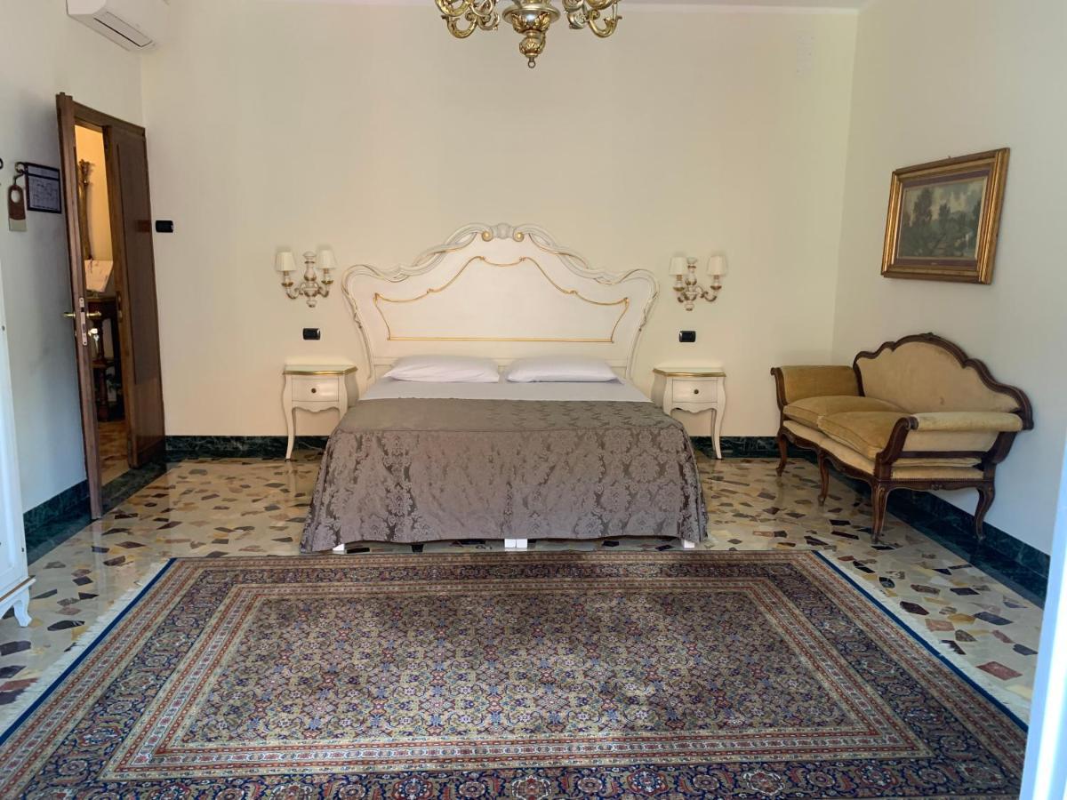 Dreibettzimmer mit eigenem externen Bad