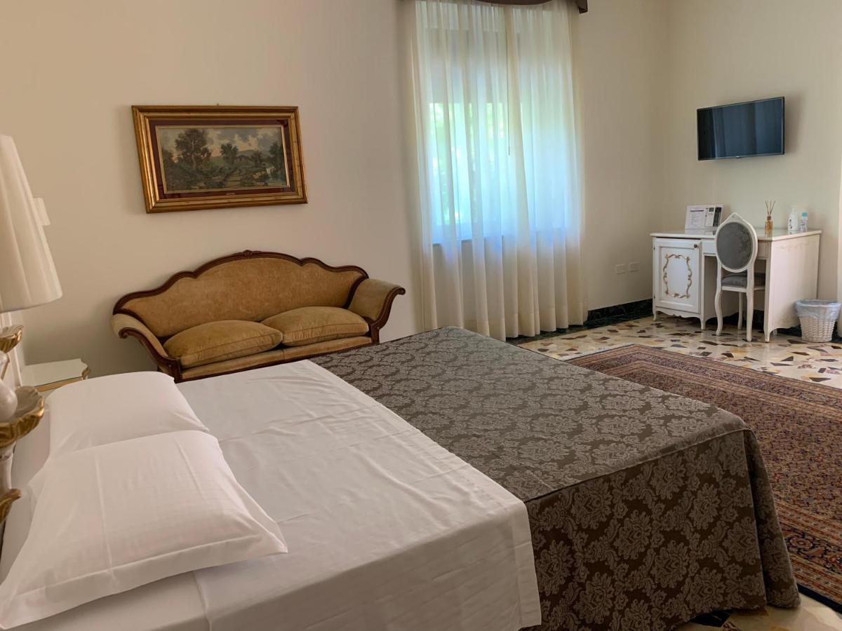 Double or Twin Room Private External Bathroom