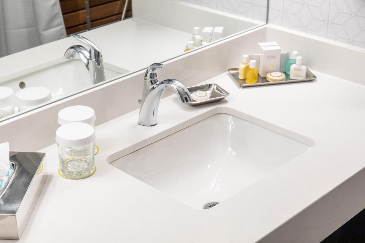 Accessible Junior King Suite Sofabed Transfer Shower or Non Smoking
