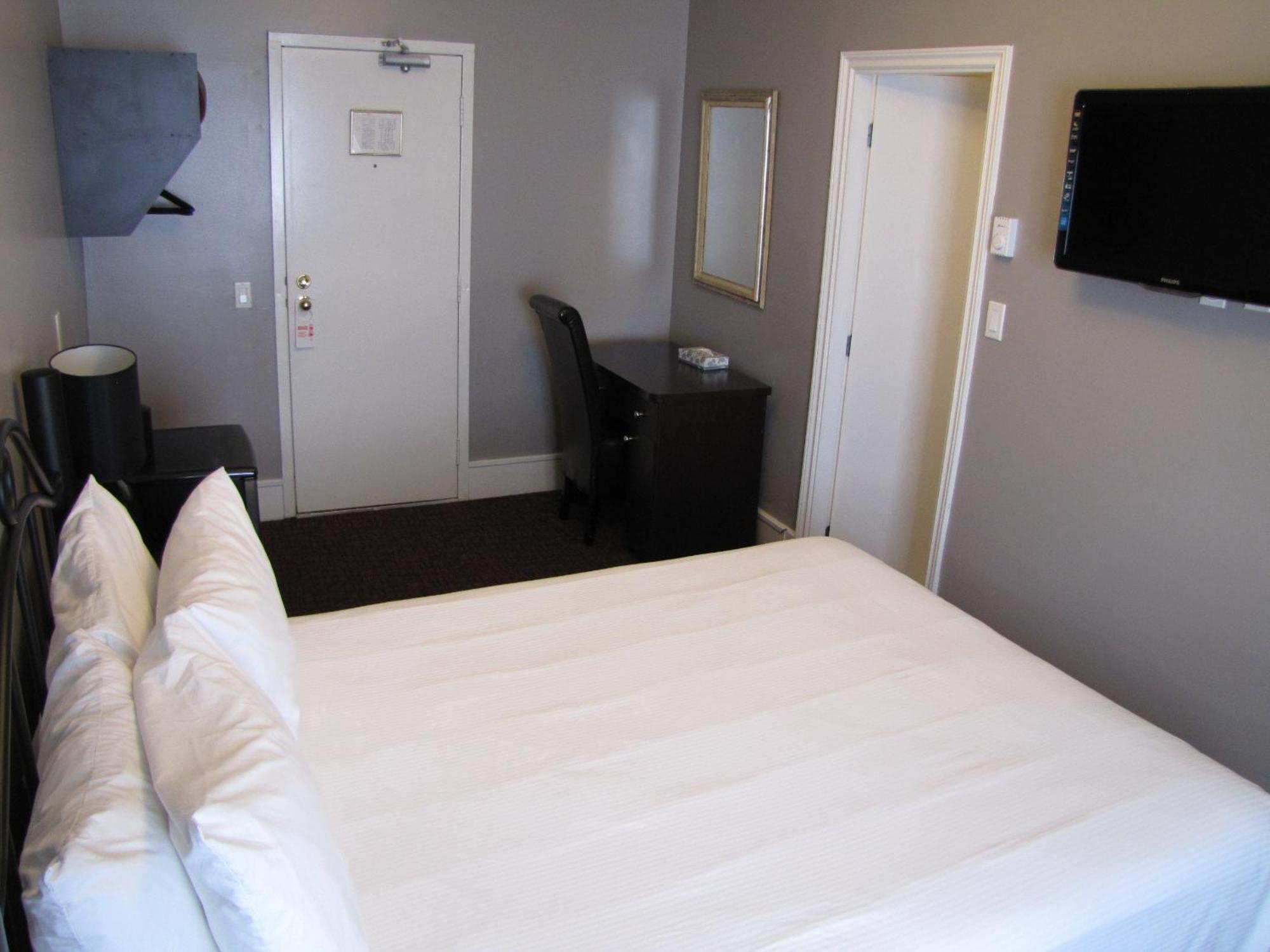 Standard Queen Room