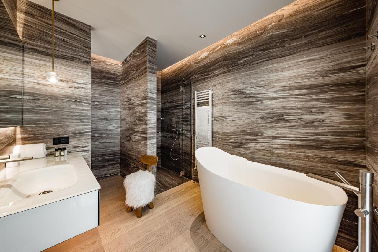 Three-Bedroom Suite Lake View