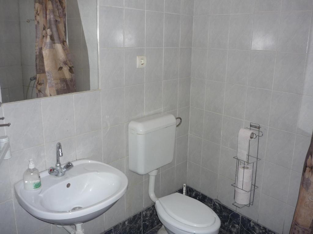 Camera Doppia con Letti Singoli e Bagno in Comune