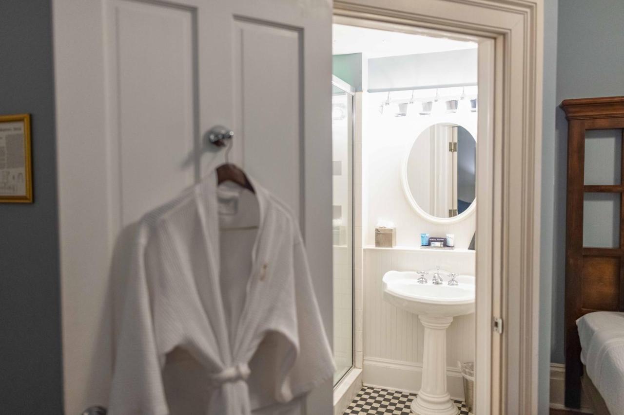 Petite Queen Room
