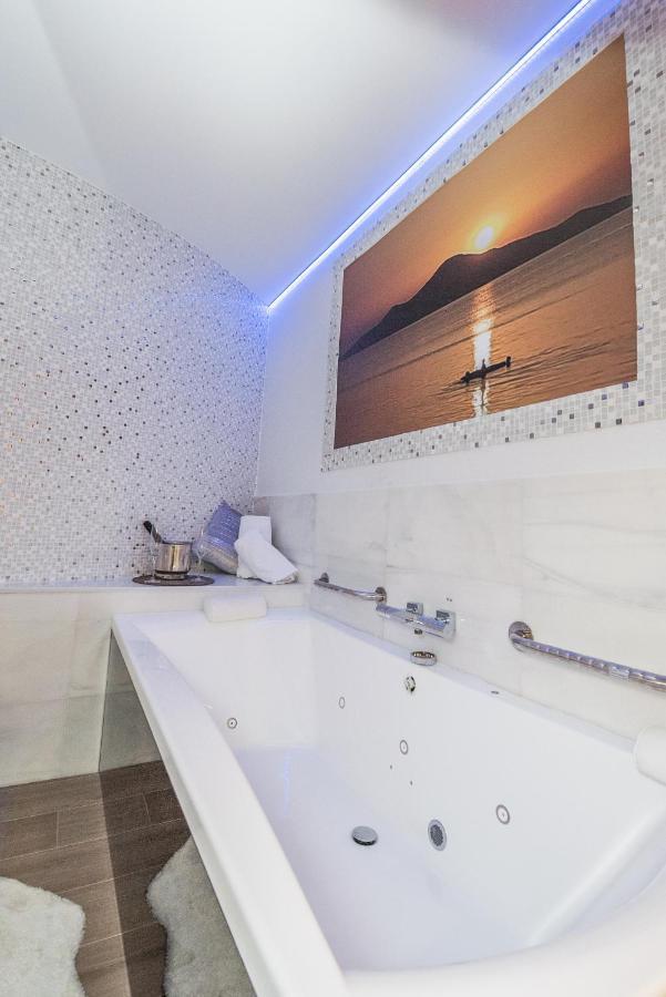 Queen Room Spa Bath