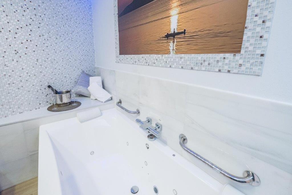 Queen Room Spa Bath