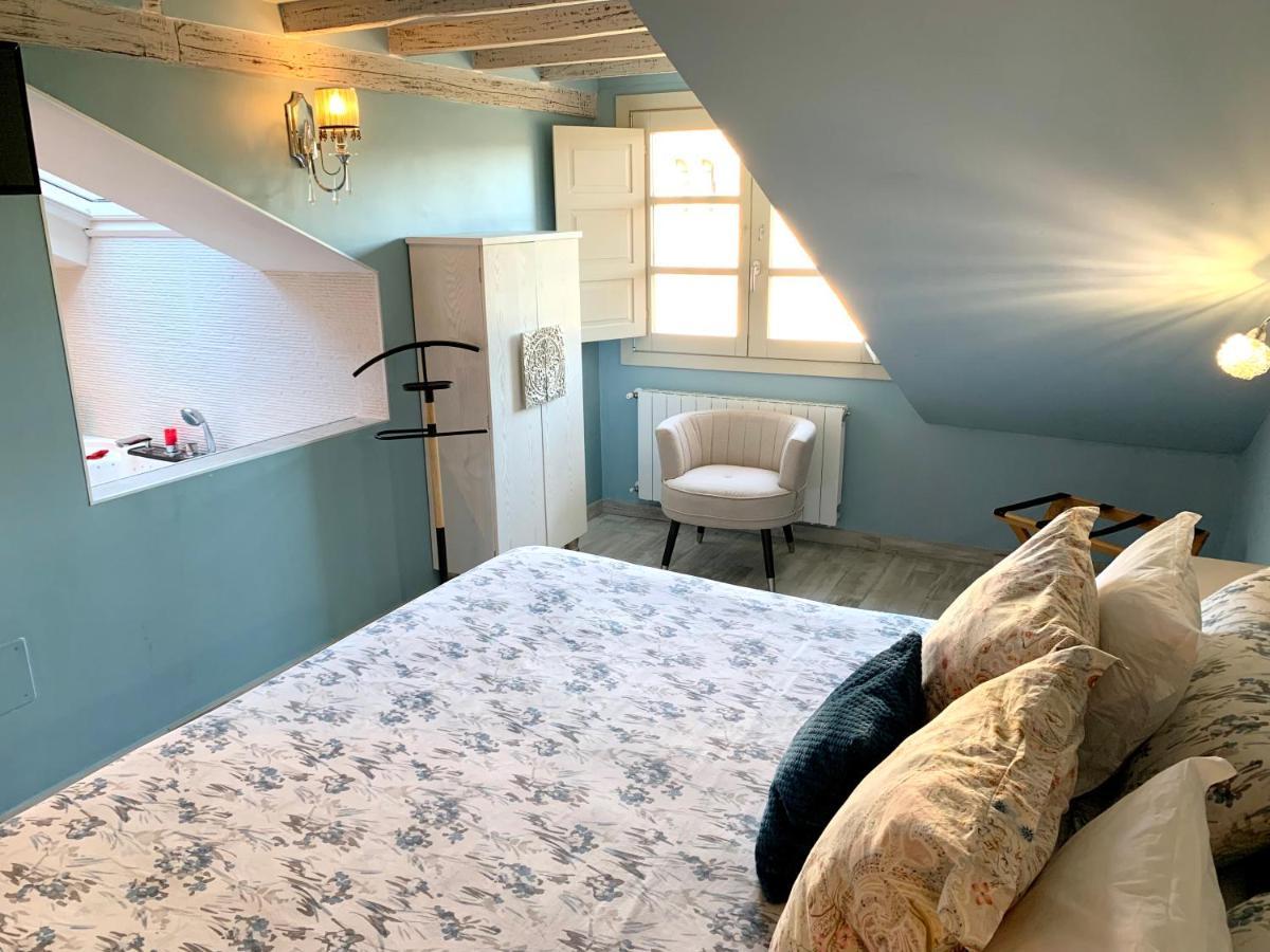 Suite con cama extragrande y bañera de hidromasaje