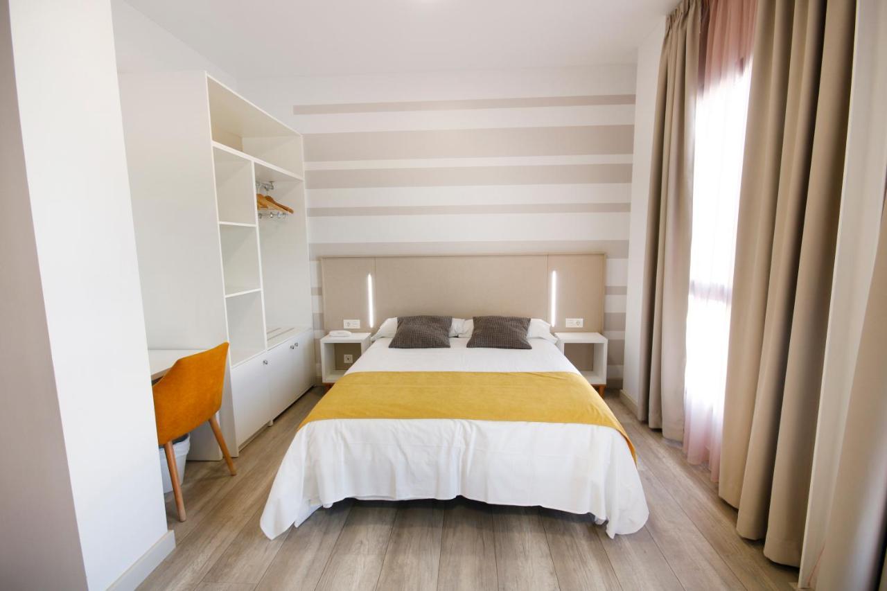 Habitación con cama grande