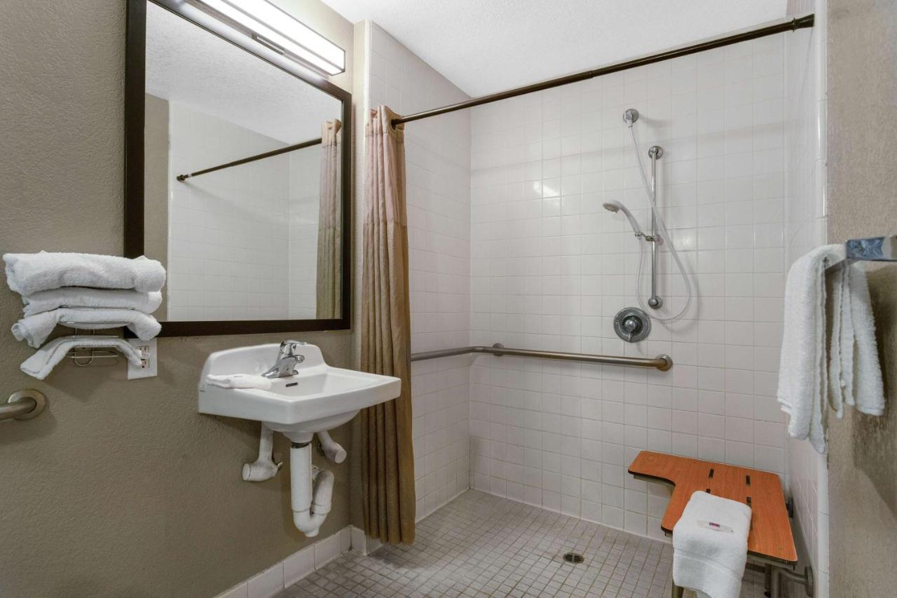 1 Full Bed | Mobility Acc Tub Nsmk Fridge