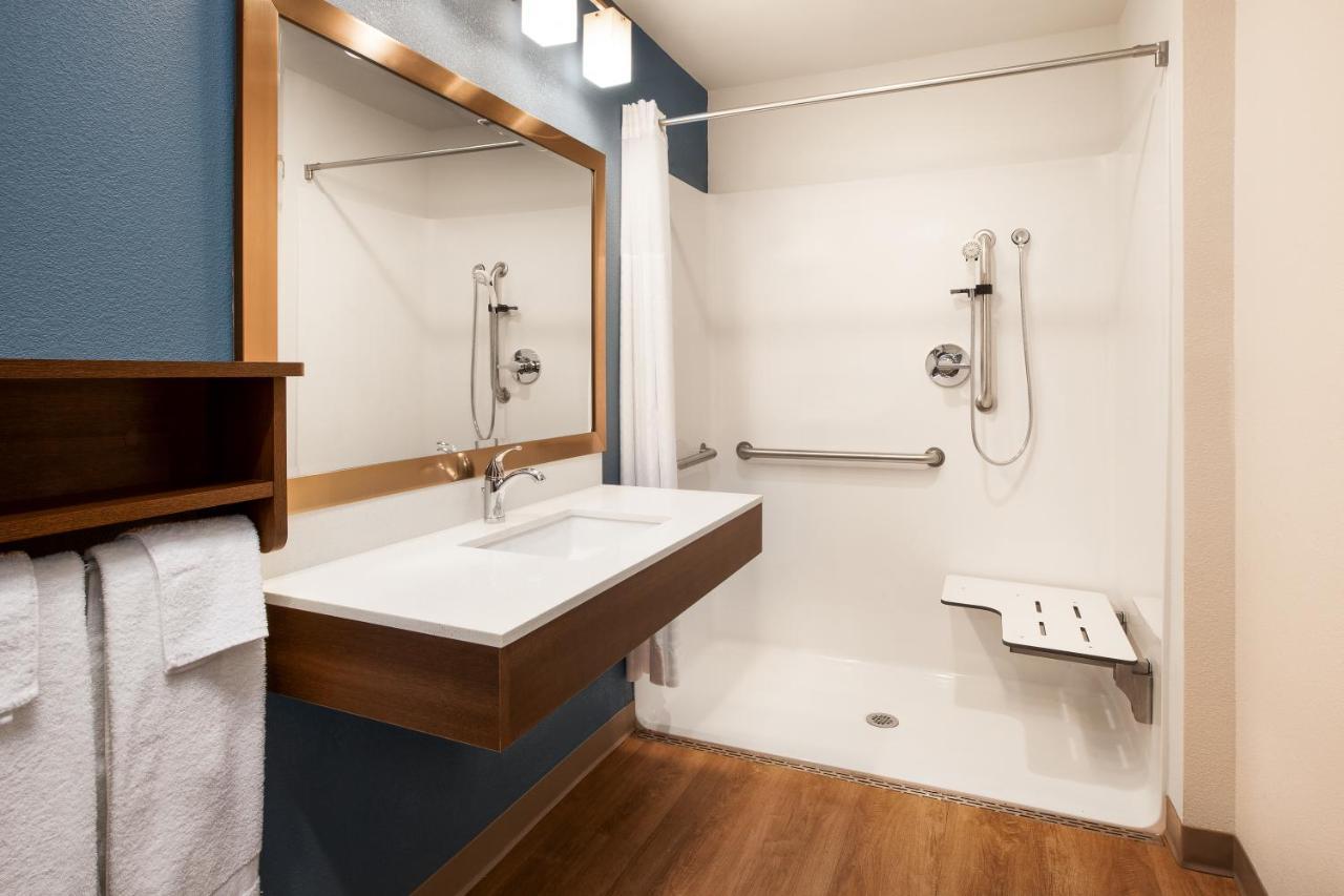 Queen Room Roll Shower Accessible or Non-Smoking