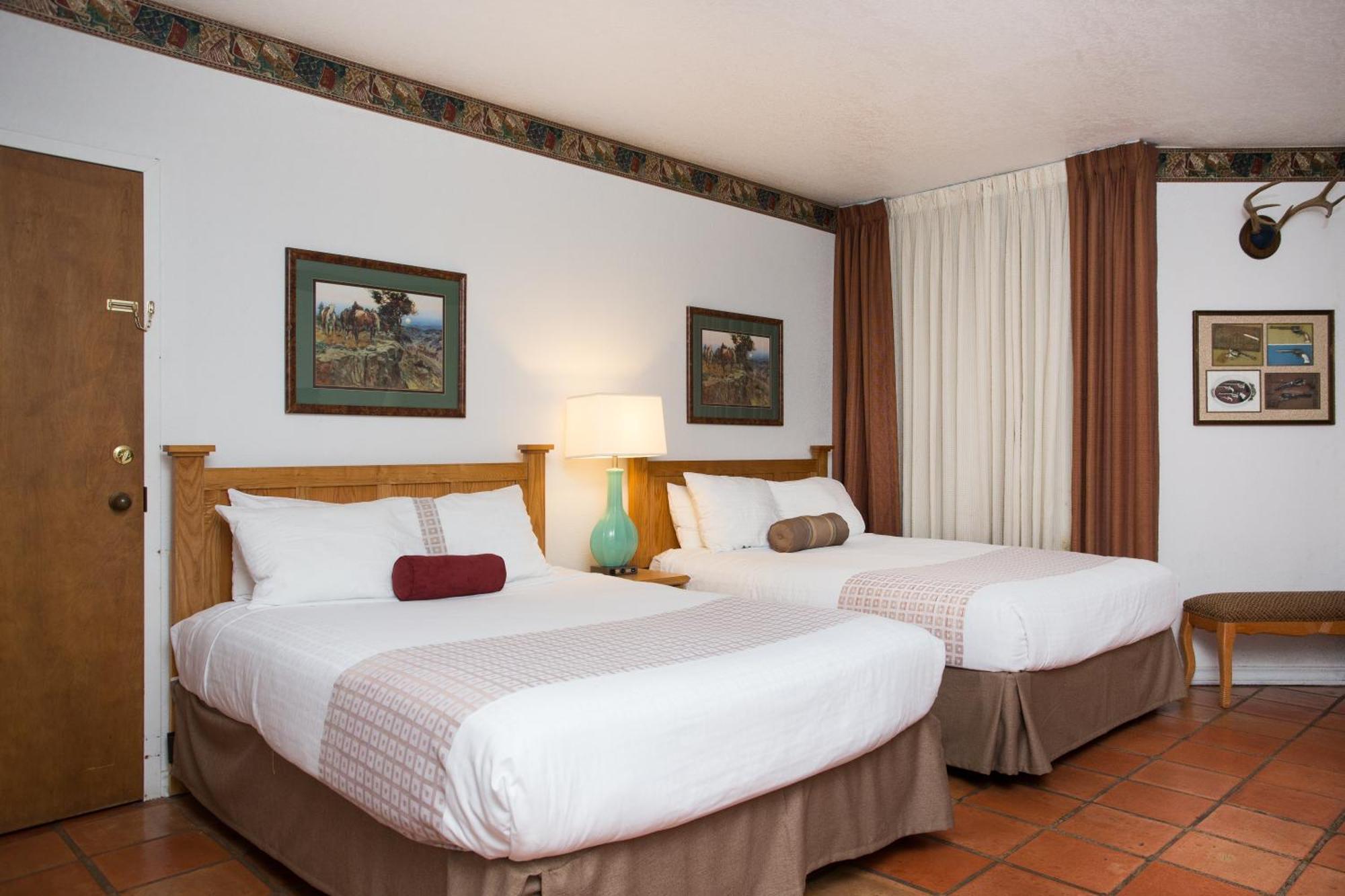 Deluxe Queen Suite