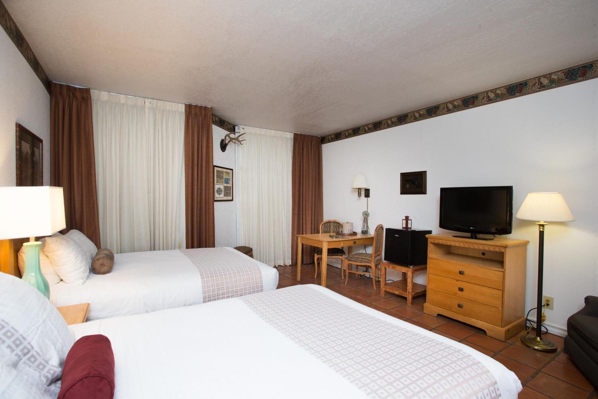 Deluxe Queen Suite