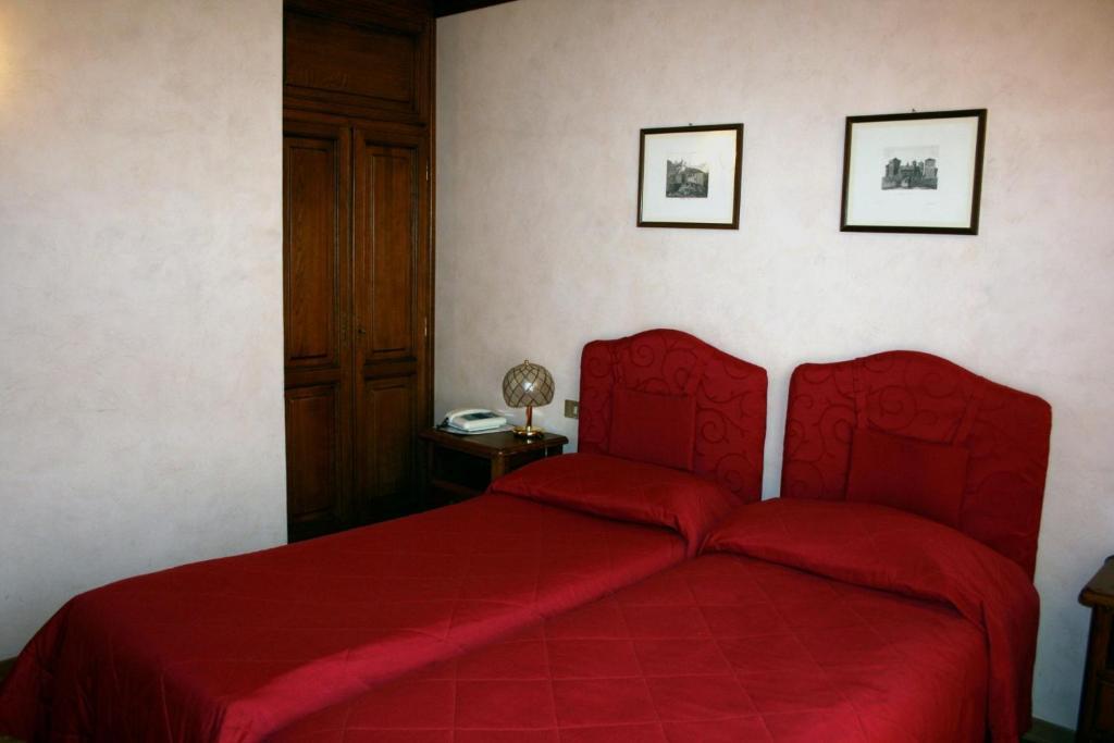 2 Camere Adiacenti Matrimoniali/Doppie con Letti Singoli