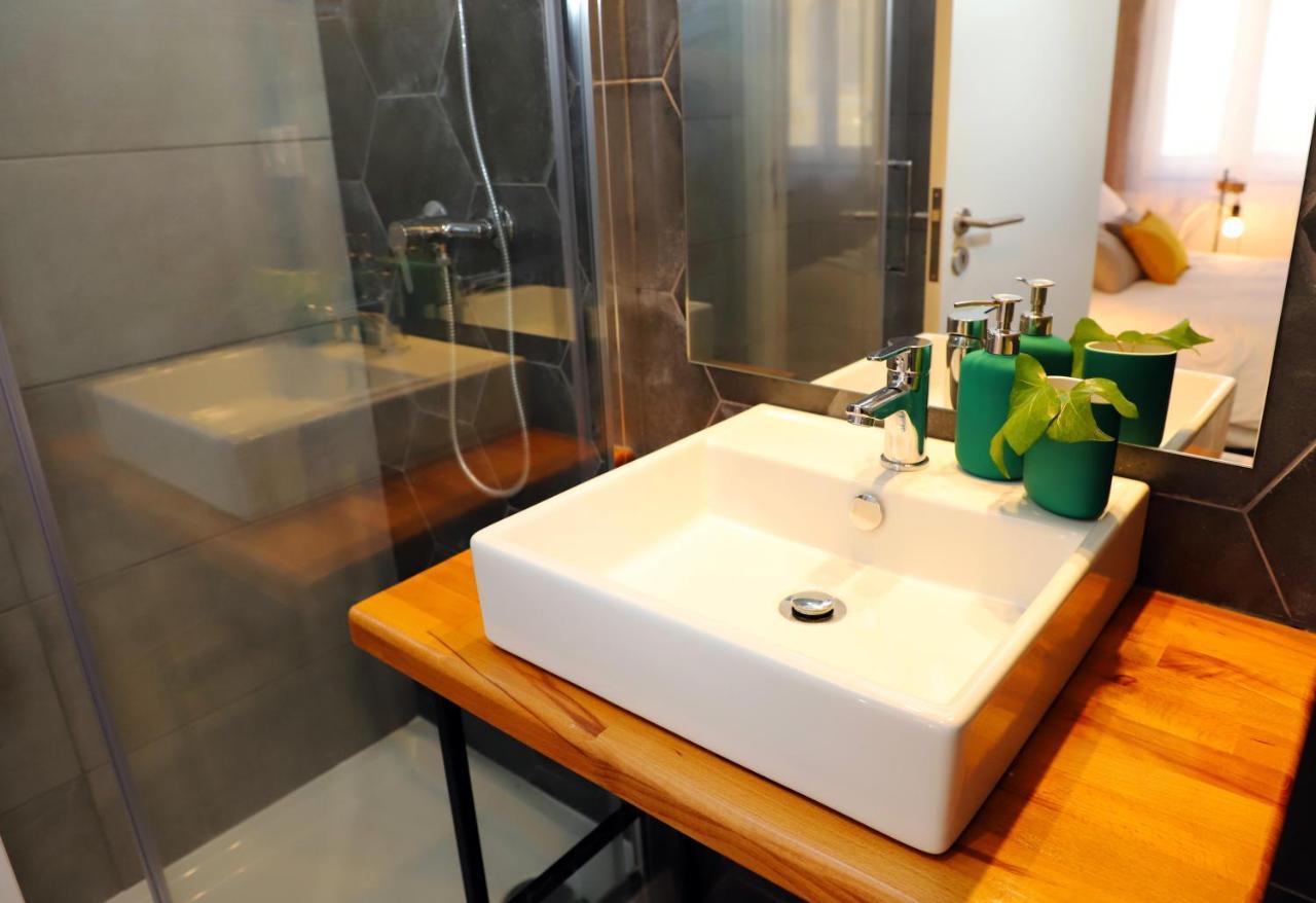 Deluxe Double Room Shower
