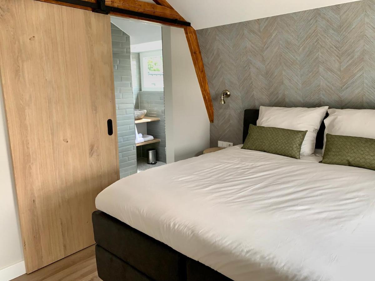 Deluxe Double Room Shower