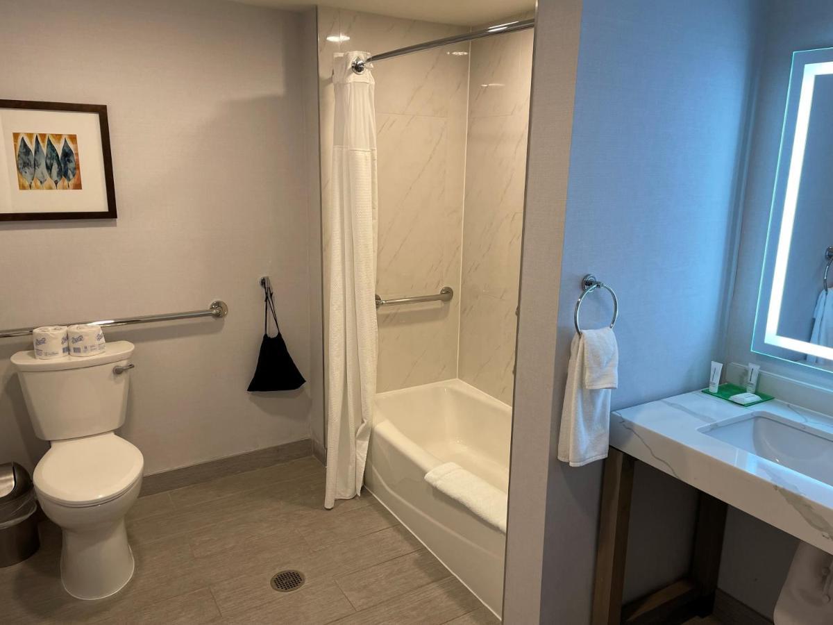 King Room Accessible Tub