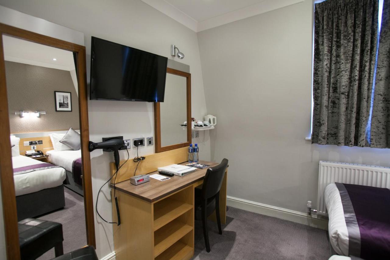 Standard Room with One Double Bed and One Single Bed - Non-Smoking,1163544801:JPEG