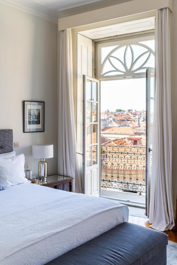 Zimmer mit Kingsize-Bett und Balkon