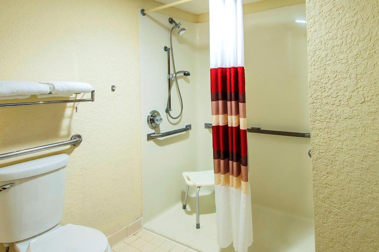 Deluxe Room Two Double Beds Disability Access Roll-ln Shower Smoke