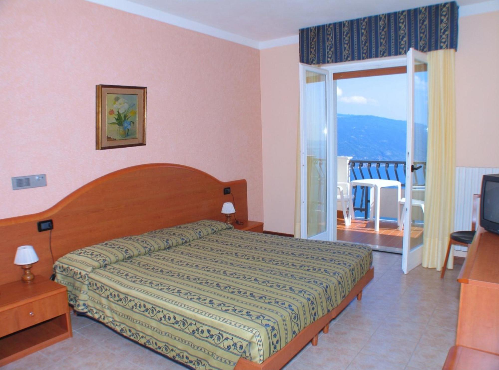Double or Twin Room Lake View