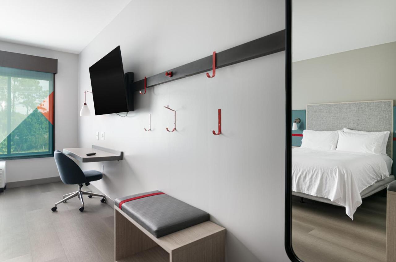 Standard Queen Room Two Queen Beds Mobility Accessible Tub