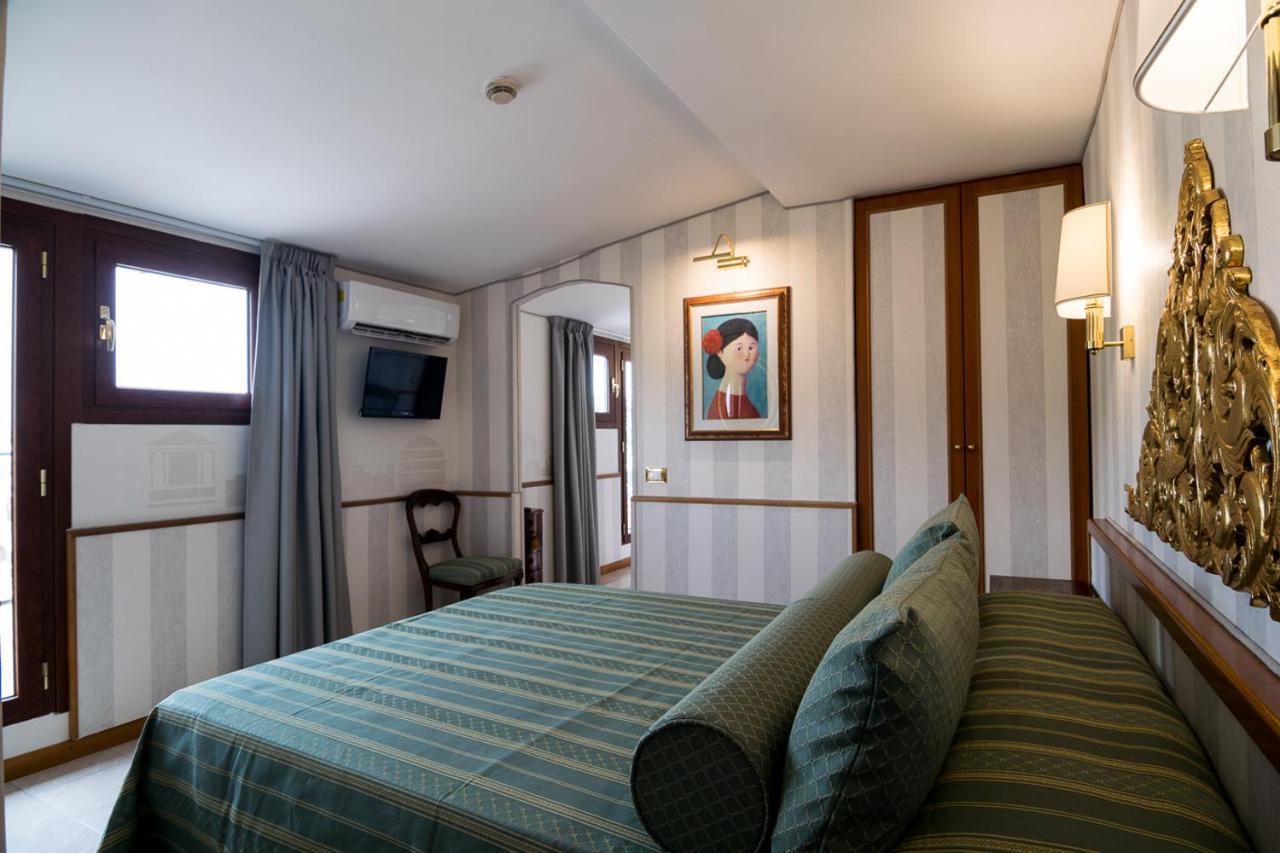 Vintage Double Room with Terrace,925793116:JPEG
