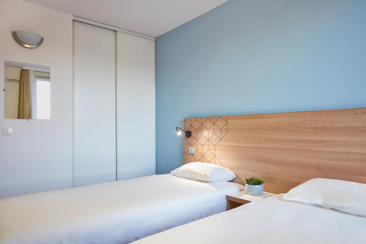 Studio Two Twin Beds