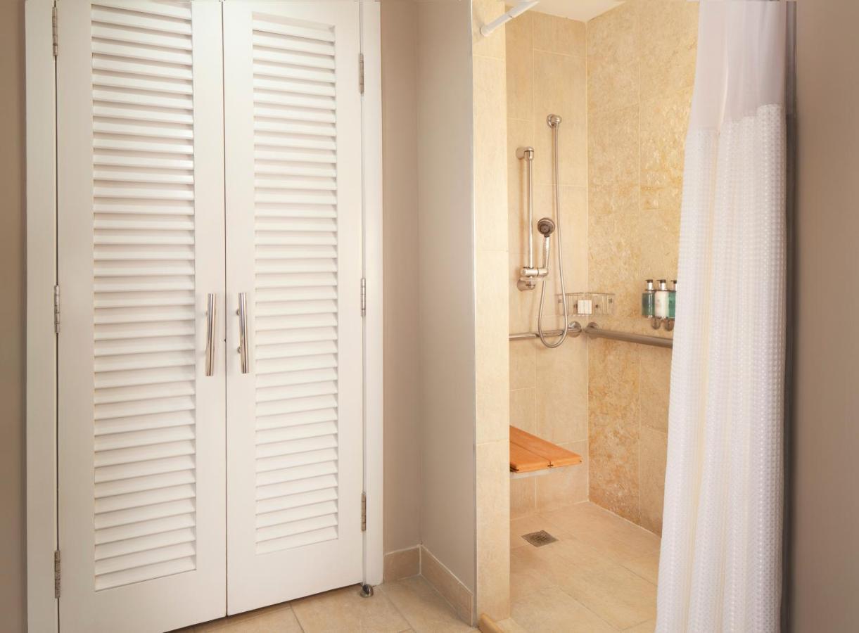 Lanai Queen Room - Roll In Shower