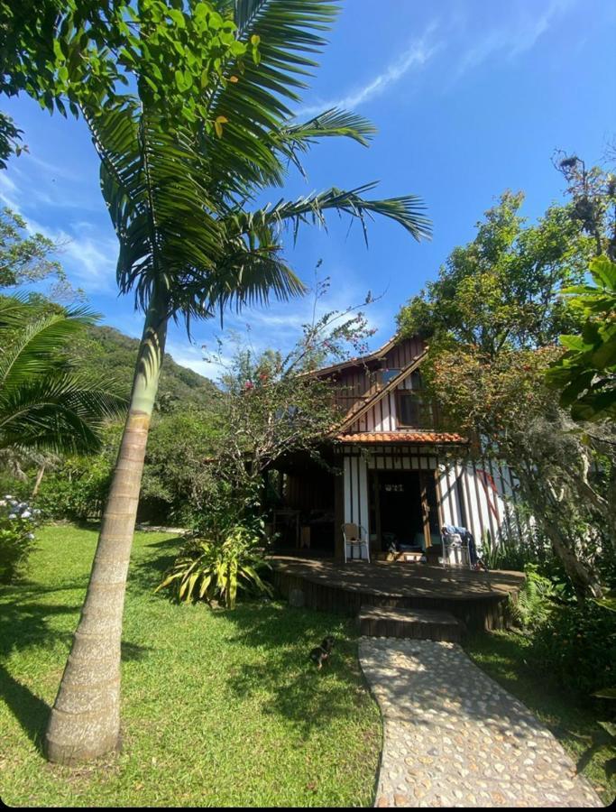 Quarto Superior com 2 Camas de Solteiro e Vista do Jardim