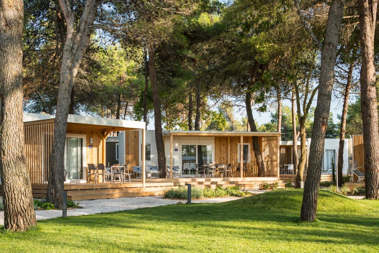 Deluxe Three-Bedroom Mobile Home Terrace