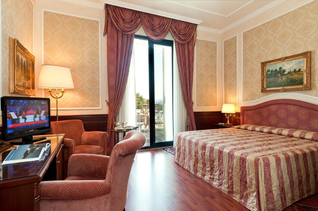 Classic Double or Twin Room lake or side pool view