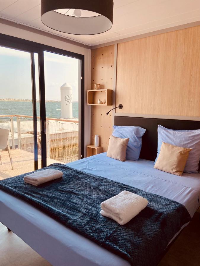 Two-Bedroom LodgeBoat Grand Large Side