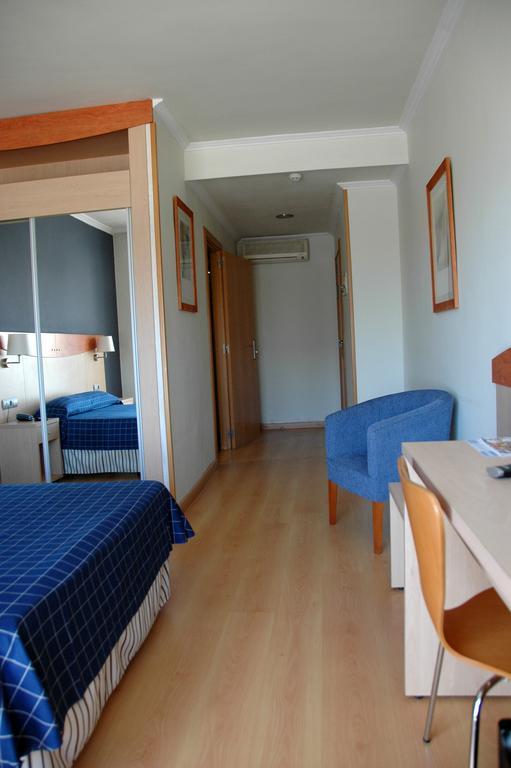 Quarto Familiar (1 Adulto + 2 Crianças)