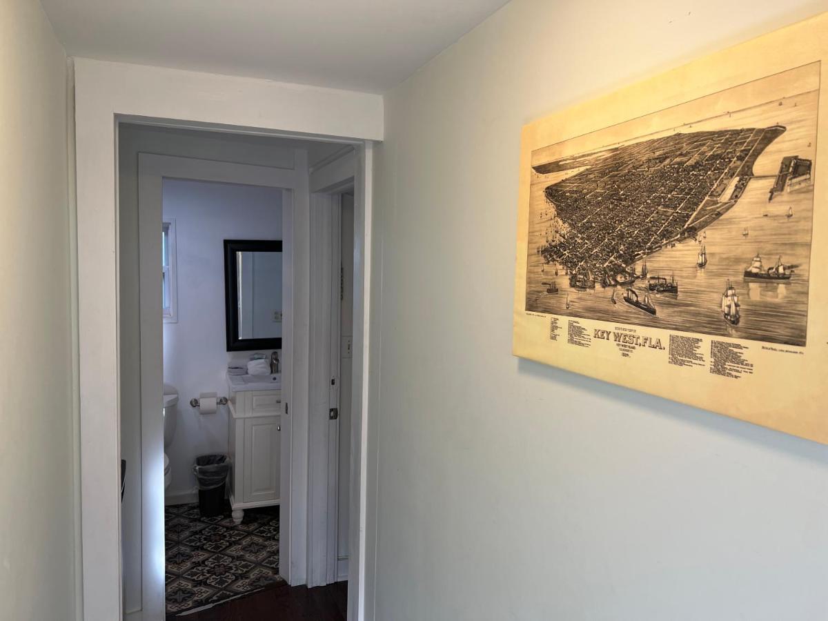 Tiny Queen Room