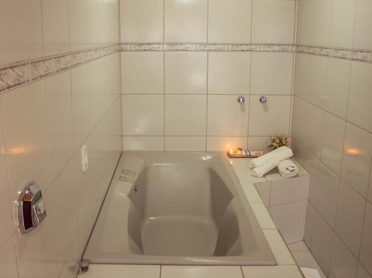 Deluxe Suite Spa Bath
